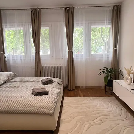 Roosevelt Center Apartment *